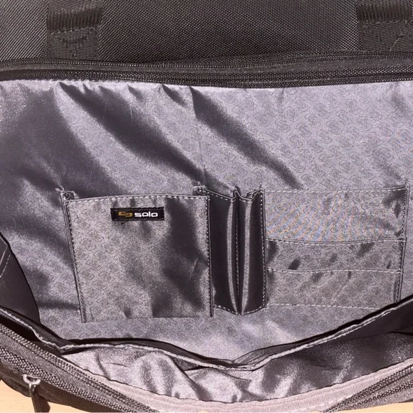 Solo NY Bryant rolling case; never used - Picture 4 of 9